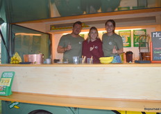Ivo van Reij en zijn nichtjes Judith en Maaike Verbeek in de foodtruck van Bionana.  